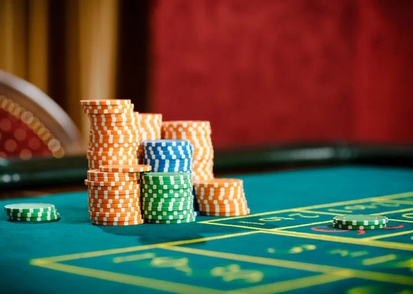 Multi-sport dashboard showing Liga 1, live casino, and payment options